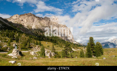 Valle di Ampezzo e Tofane montagne dal Passo Falzarego mountain pass, Veneto, Italia. Foto Stock