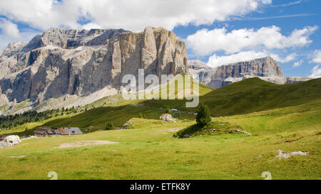 Il gruppo del Sella visto dal Passo Sella, Dolomiti, Italia. Foto Stock