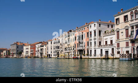 Case sulle rive del Canal Grande nel Sestiere di Cannaregio, Venezia, Italia. Foto Stock