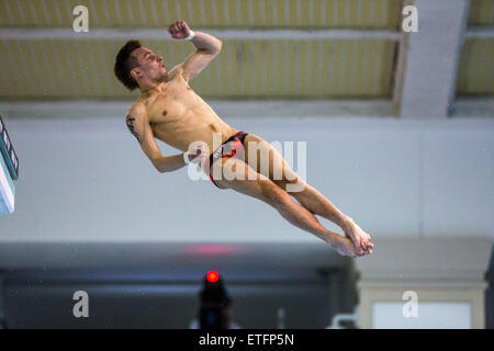 Rostock, Germania. Xiii Giugno, 2015. Tuffatore russo Victor Minibaev in uomini della torre finale dell'Europeo Diving campionati a Neptunschwimmhalle a Rostock, Germania, 13 giugno 2015. Egli è arrivato secondo. Foto: Jens BUETTNER/DPA/Alamy Live News Foto Stock