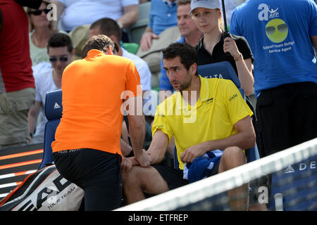 Stuttgart, Germania. Xiii Giugno, 2015. Marin CILIC della Croazia è trattata da un fisioterapista durante la semifinale del tennis ATP torneo contro Troicki di Serbia a Stoccarda, Germania, 13 giugno 2015. Foto: MARIJAN MURAT/DPA/Alamy Live News Foto Stock