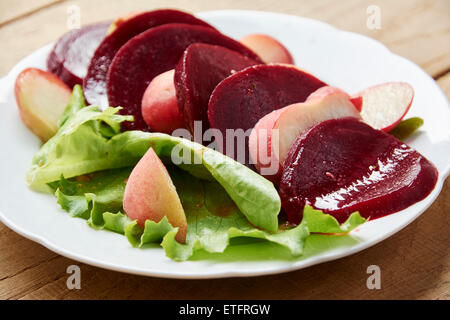E barbabietole da insalata di pesche con aceto balsamico condimento di rabarbaro Foto Stock