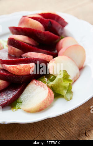 E barbabietole da insalata di pesche con aceto balsamico condimento di rabarbaro Foto Stock