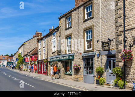 Negozi su Bridge Street nella città mercato di Helmsley, North Yorkshire, Inghilterra, Regno Unito Foto Stock