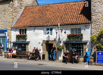 The Pickwick Bar su Bridge Street nel centro della città mercato di Helmsley, North Yorkshire, Inghilterra, Regno Unito Foto Stock