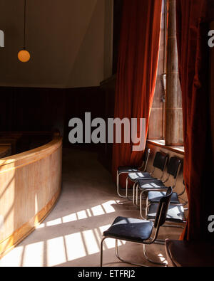 La luce attraverso la finestra in camera di consiglio a Hornsey Town Hall, Crouch End, London, Regno Unito Foto Stock