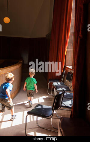 La luce attraverso la finestra in camera di consiglio a Hornsey Town Hall, Crouch End, London, Regno Unito Foto Stock