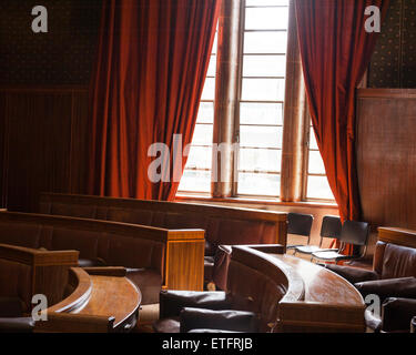 La luce attraverso la finestra in camera di consiglio a Hornsey Town Hall, Crouch End, London, Regno Unito Foto Stock