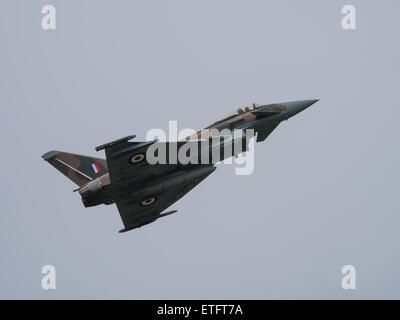 Duxford, Regno Unito - 23 Maggio 2015: RAF Eurofighter Typhoon La visualizzazione a Duxford VE Airshow di giorno Foto Stock