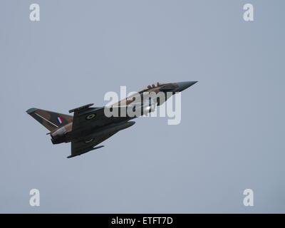 Duxford, Regno Unito - 23 Maggio 2015: RAF Eurofighter Typhoon La visualizzazione a Duxford VE Airshow di giorno Foto Stock