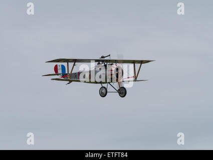 Duxford, Regno Unito - 23 Maggio 2015: Vintage Nieuport francese 17 biplano della Prima Guerra Mondiale, visualizzazione a Duxford VE Airshow di giorno Foto Stock