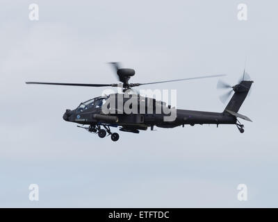 Duxford, Regno Unito - 23 Maggio 2015: un elicottero Apache dell'esercito britannico, volare a Duxford VE Airshow di giorno Foto Stock