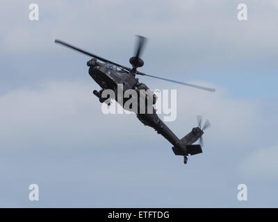 Duxford, Regno Unito - 23 Maggio 2015: un elicottero Apache dell'esercito britannico, volare a Duxford VE Airshow di giorno Foto Stock