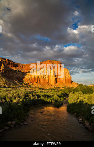 Vicino alla città di Torrey, Utah, sul bordo del Capitor Reef National Park, i visitatori vengono spesso trattati per un tramonto spettacolare. Foto Stock