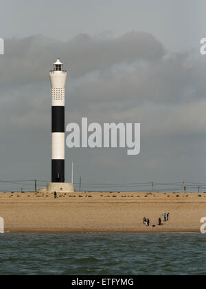 Un faro nei pressi di Dungeness impianto di alimentazione Foto Stock