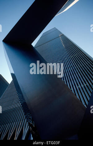 World Trade Center tower incorniciato da scultura moderna, New York New York, Stati Uniti d'America Foto Stock