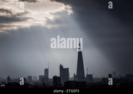 Londra, Regno Unito. Xiii Giugno, 2015. Regno Unito meteo. Serata di raggi di luce oltre l'edificio di Shard Credito: Guy Corbishley/Alamy Live News Foto Stock