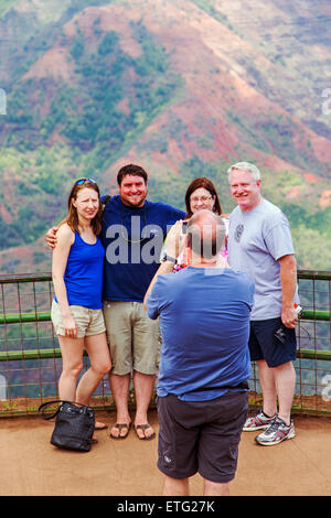 I turisti, Canyon Lookout, Waimea Canyon State Park, Kauai, Hawaii, STATI UNITI D'AMERICA Foto Stock