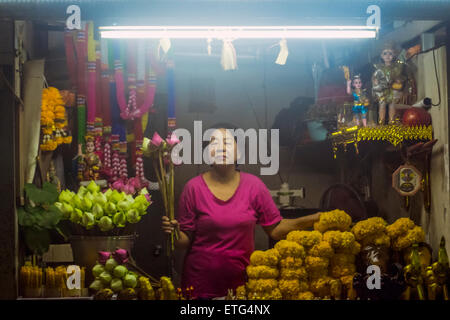 Asia. Thailandia Chiang Mai. Fioraio durante la mattina processione dei monaci nei pressi di un monastero in Huay Kaew area. Foto Stock