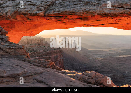 Sunrise a iconico Mesa Arch nel Parco Nazionale di Canyonlands, Utah Foto Stock