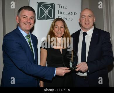 Ex Irlanda Internazionale di Rugby capitano Keith Wood onorato a annuale di fondi in Irlanda Rugby pranzo presso il Shelbourne Hotel dotato di: Ronan Foley, Keith legno, Nicola legno dove: Dublino, Irlanda quando: 13 Feb 2015 Credit: WENN.com Foto Stock