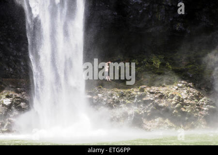 Escursionismo coppia dietro Cascate Wailua, Kauai, Hawaii Foto Stock