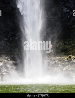 Escursionismo coppia dietro Cascate Wailua, Kauai, Hawaii Foto Stock