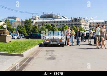 Mosca, Russia. Xiii Giugno, 2015. Il quarto Bosch Moskau Klassik vecchio motorino del timer rally iniziato da Piazza della Rivoluzione e il museo storico statale di Mosca. Un sacco di vecchi e di automobili esotiche e alcuni motocicli ha avuto luogo nell'evento. I partecipanti hanno gareggiato non solo in impeccabili a guidare lungo il percorso predefinito ma avevano un ulteriore opportunità di mettere alla prova le loro abilità di guida presso l'autodromo di La Guardia federale di servizio della Federazione russa. Contro lo sfondo di Metropol hotel di Mosca Credito: Alex Immagini/Alamy Live News Foto Stock