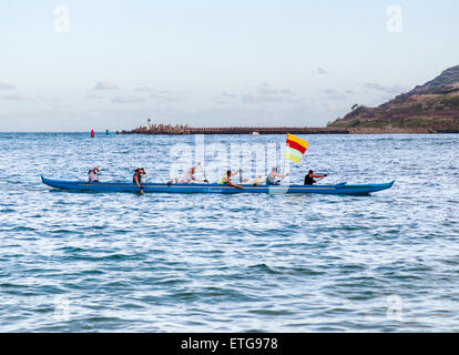 Rematori nativa in canoa outrigger, Kalapaki Beach, Kaua'i, Hawai'i, STATI UNITI D'AMERICA Foto Stock