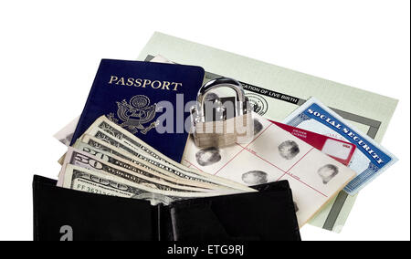 Passaporto, carta di impronte digitali, patente, social security card e del certificato di nascita isolato su bianco con lucchetto chiuso Foto Stock