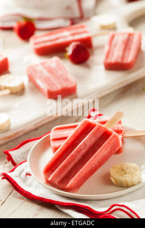 In casa la fragola e banana Popsicles su un bastone Foto Stock