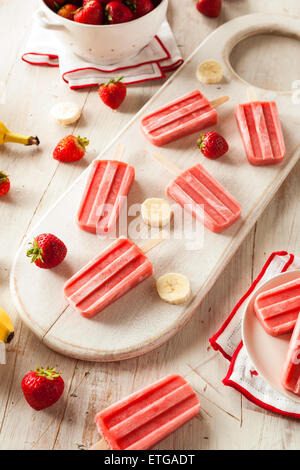 In casa la fragola e banana Popsicles su un bastone Foto Stock