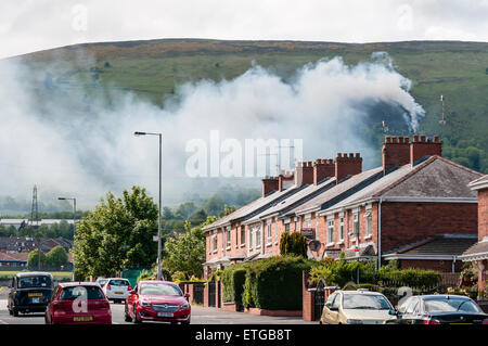 Belfast, Irlanda del Nord. Xiii Giugno, 2015. Il grande Fuoco sulla montagna Divis copre parte occidentale di Belfast nel fumo denso. Credito: Stephen Barnes/Alamy Live News Foto Stock