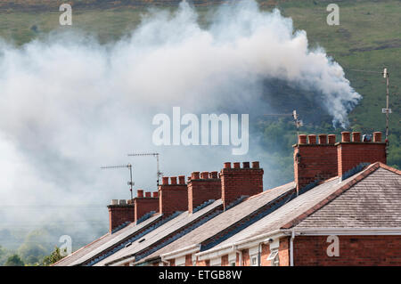 Belfast, Irlanda del Nord. Xiii Giugno, 2015. Il grande Fuoco sulla montagna Divis copre parte occidentale di Belfast nel fumo denso. Credito: Stephen Barnes/Alamy Live News Foto Stock