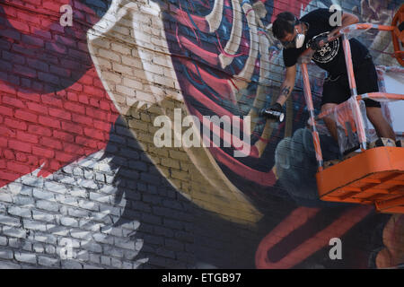 Montreal, Canada. Xiii Giugno, 2015. Il murale è un pubblico internazionale art festival che richiama artisti da tutto il mondo. Il murale del festival mira a celebrare la creatività della città e di democratizzare l'arte in un contesto di strada.murale Festival si svolge a Montreal dal 4 Giugno al 14 giugno 2015 di quest'anno. Credito: Megapress/Alamy Live News Foto Stock