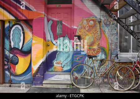 Tipica casa decorata da murale Plateau Mont Royal, Montreal Foto Stock