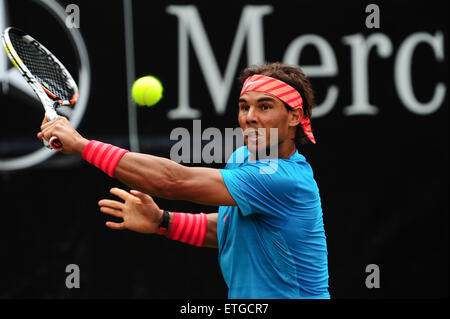 Stuttgart, Germania. 13 Giugno, 2015. Rafael Nadal durante una partita contro Gael Monfils in Mercedes Cup semifinali a Stoccarda. Foto: Miroslav Dakov/ Alamy Live News Foto Stock