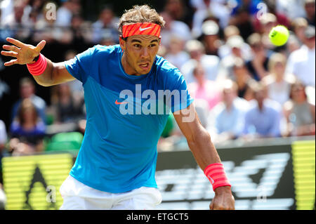 Stuttgart, Germania. 13 Giugno, 2015. Rafael Nadal durante una partita contro Gael Monfils in Mercedes Cup semifinali a Stoccarda. Foto: Miroslav Dakov/ Alamy Live News Foto Stock