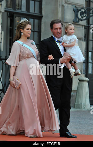 Stoccolma, Svezia. Xiii Giugno, 2015. In Svezia il Princess Madeleine, suo marito Christopher O'Neill e la loro figlia Principessa Lenore a piedi sul loro modo di partecipare alla cerimonia di nozze di Svezia il principe Carl Philip e Sofia Hellqvist presso la Cappella Raoyal a Stoccolma Palace a Stoccolma, Svezia, 13 giugno 2015. © Rob Schoenbaum/Xinhua/Alamy Live News Foto Stock