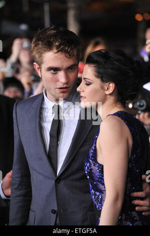 LOS ANGELES, CA - Novembre 14, 2011: Robert Pattinson & Kristen Stewart alla premiere mondiale del loro nuovo film "The Twilight Saga: Rottura dell'Alba - Parte 1' presso il Nokia Theater, L.A. Vivere nel centro di Los Angeles. Novembre 14, 2011 a Los Angeles, CA Foto Stock