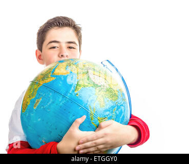 Un ragazzo caucasico abbracci un globo rivelando solo gli occhi e parte del viso Foto Stock