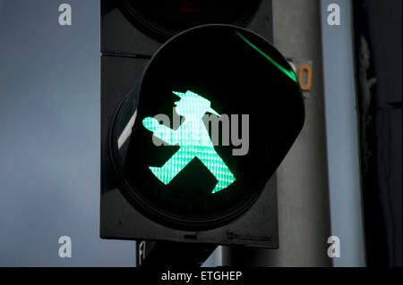 Tedesco orientale Ampelmaennchen, semaforo verde per i pedoni per andare, reliquia della ex RDT volte in East Berlin Germania Europa Foto Stock