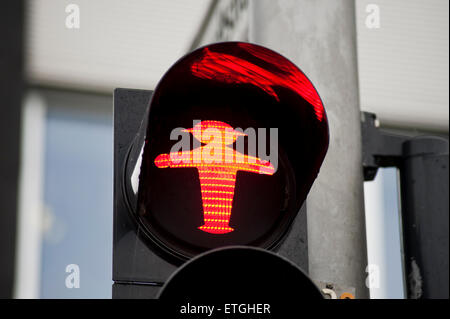 Tedesco orientale Ampelmaennchen, semaforo rosso per i pedoni per arrestare, reliquia della ex RDT volte in East Berlin Germania Europa Foto Stock