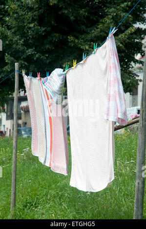 Stendibiancheria con fresco lavato asciugamani Foto Stock