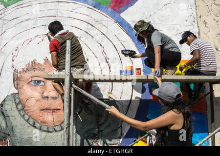 La pittura di murales nel quartiere di coma. Lima. Il Perù. Foto Stock