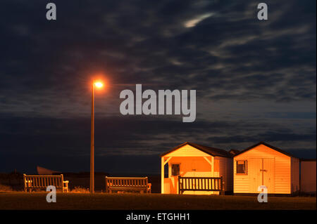 Spiaggia di capanne in Walmer vicino a trattare di notte Kent England Regno Unito GB Europa Foto Stock