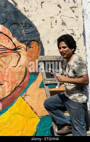 La pittura di murales nel quartiere di coma. Lima. Il Perù. Foto Stock