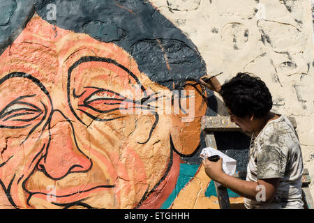 La pittura di murales nel quartiere di coma. Lima. Il Perù. Foto Stock