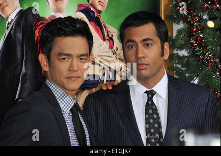 LOS ANGELES, CA - 2 Novembre 2012: John Cho e Kal Penn (destra) presso il Los Angeles premiere del loro nuovo film "Molto Harold & Kumar 3D Natale' a Grauman's Chinese Theater di Hollywood. Il 2 novembre 2011 a Los Angeles, CA Foto Stock