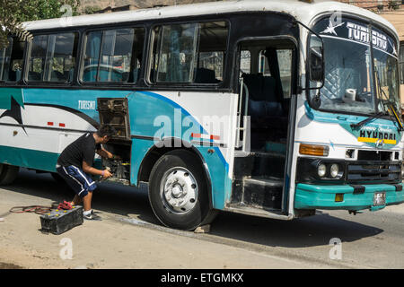 La riparazione di un autobus nella città di Lima, Perù. Foto Stock